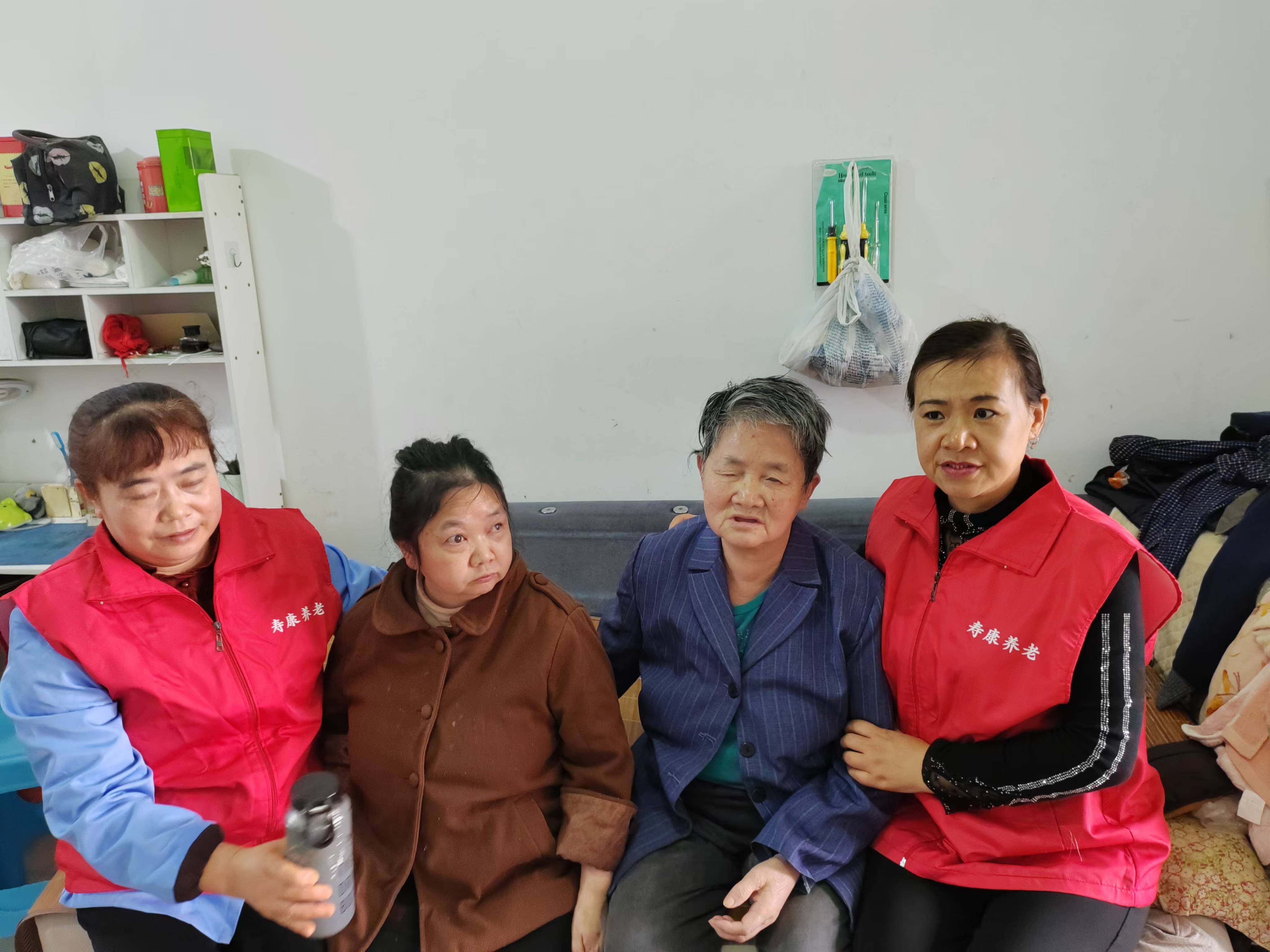 关爱失明老人，传递温暖力量